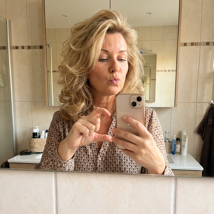 Stylingaccessoires op een rustige badkamermeubel